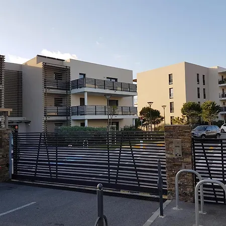 3 Pieces Avec Piscine Et Parking A Saint-raphael - Fr-1-226a-198 * Saint-Raphael (Var)